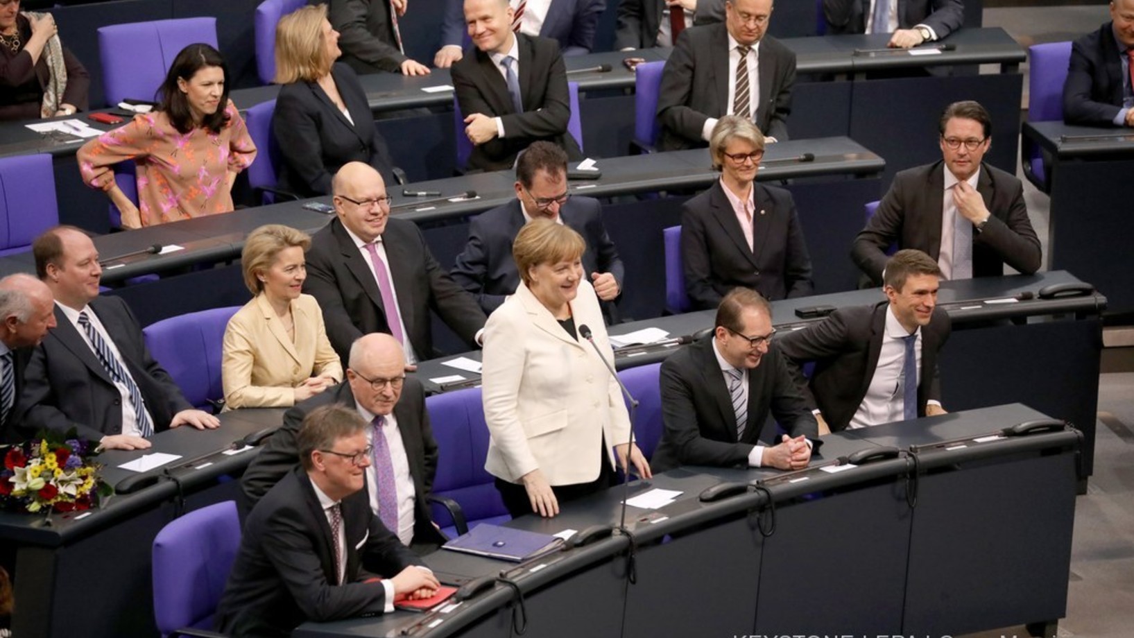Angela Merkel erklärt am Mittwochmorgen im Bundestag die Annahme ihrer Wahl zur Bundeskanzlerin. Sie erhielt 364 Stimmen. Die Koalitionsparteien CDU/CSU und SPD verfügen über insgesamt 399 Stimmen. (Foto: Keystone/EPA/OMER MESSINGER)