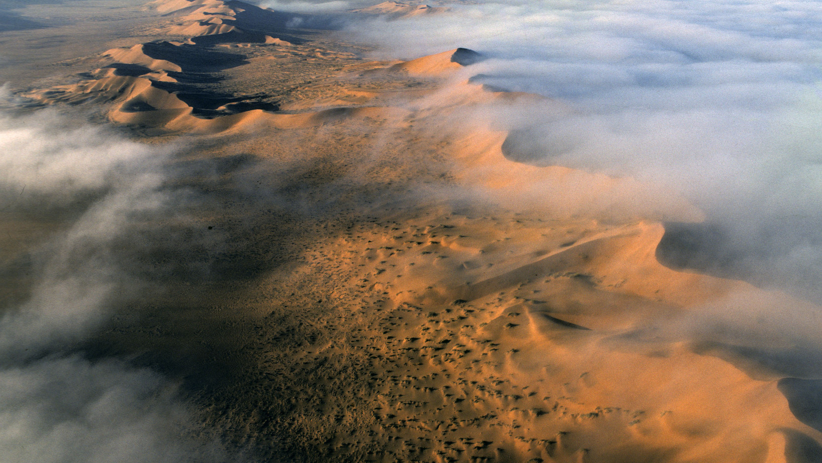  Im vergangenen Juni zeichnete die Unesco die Namibwüste als 193. Juwel des Weltnaturerbes aus. Offiziell heisst die neue Welterbestätte „Namib Sand Sea“, aber die Namib hat neben den spektakulären Dünenfeldern auch Kiesgebiete, Felsberge, Küstenebenen, ja sogar eine Küstenlagune.

Sie erstreckt sich, fast ausschliesslich auf namibischem Staatsgebiet, entlang 1300 Kilometer Küste von Südangola bis zum Oranje Fluss an der Grenze zu Südafrika. Die knochentrockene Küstenwüste wartet mit zahlreichen Rekorden…