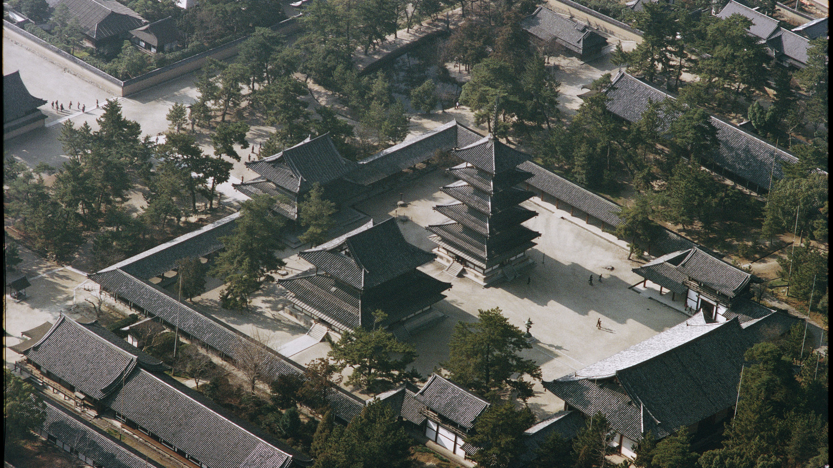  Der Tempelbezirk des Horyu-ji bei Nara, Hauptsitz der budhistischen Shotoku-Sekte, enthält die ältesten Holzbauten Japans und der Welt.

Das Flugbild zeigt den von einem überdachten Wandelgang umgebenen Tempelhof des Westbezirks, mit der fünfstöckigen Pagode (erbaut 607) und der Goldenen Halle (Kondo). Die Tempelanlagen bei und in Nara, unvergleichliche Zeugnisse asiatischer Sakralarchitektur und ein Nonplusultra des Holzbaus, zogen mit erstaunlicher Verspätung ins Pantheon des Welterbes ein: der Horyu-…