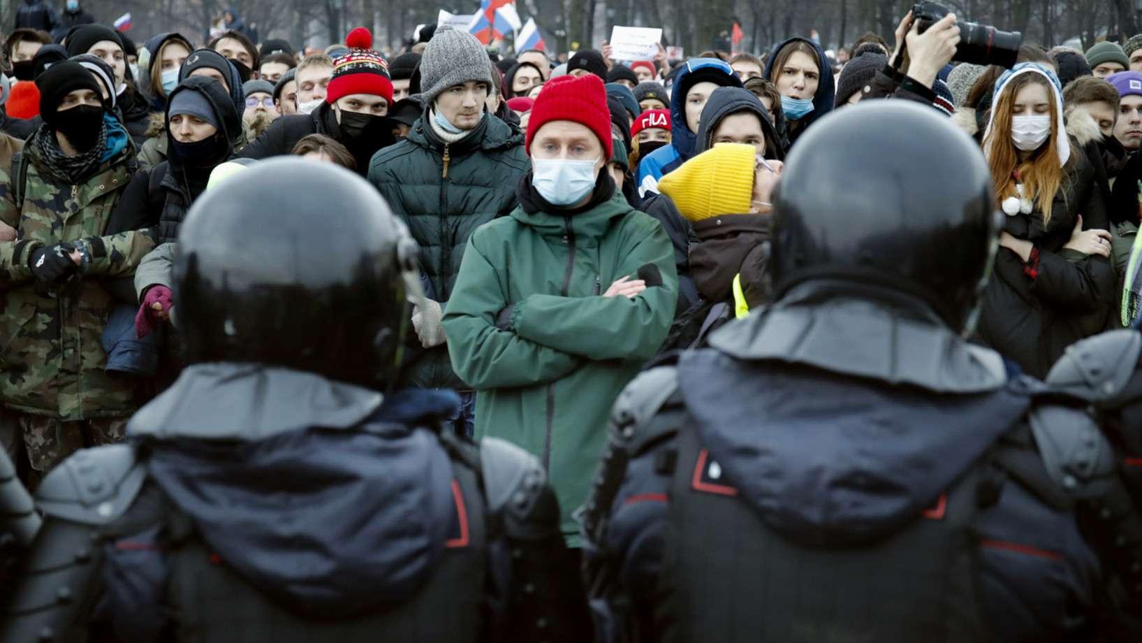Polizisten blockieren am vergangenen Samstag Demonstranten in St. Petersburg, die die Freilassung Nawalnys fordern. (Foto: Keystone/AP Photo/Dmitri Lovetsky)

