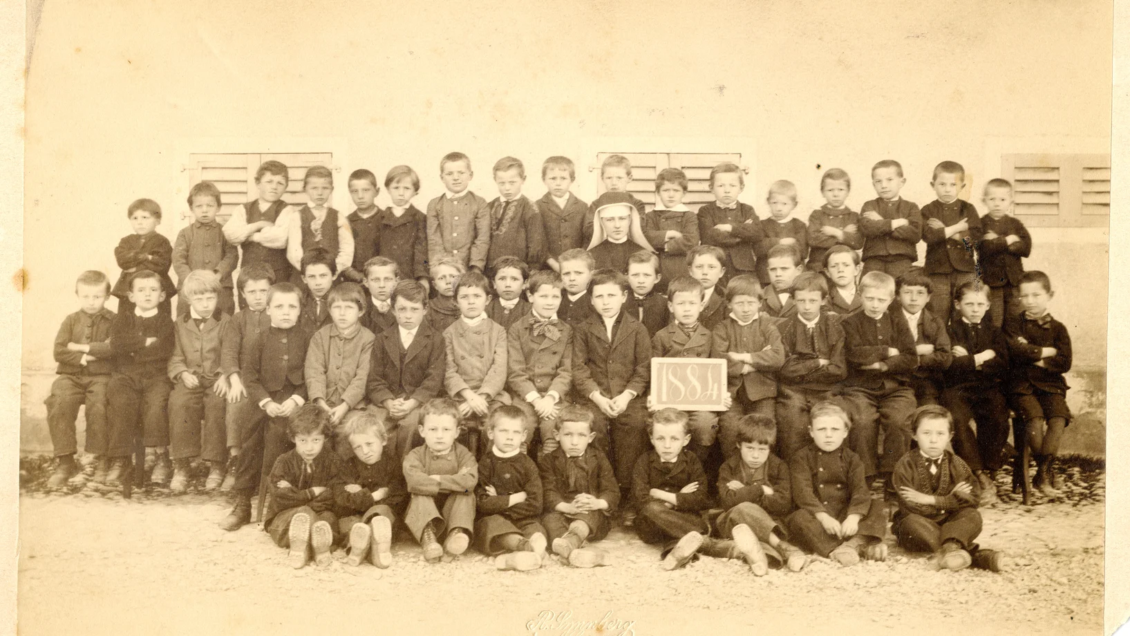 50 und mehr Kinder pro Schulkasse war bis weit ins 20. Jahrhundert hinein üblich: eine Menzinger Lehrschwester inmitten ihrer Schützlinge der Knabenschule Beckenried im Kanton Nidwalden im Jahr 1884 (Staatsarchiv Nidwalden, OD 3-3/8)