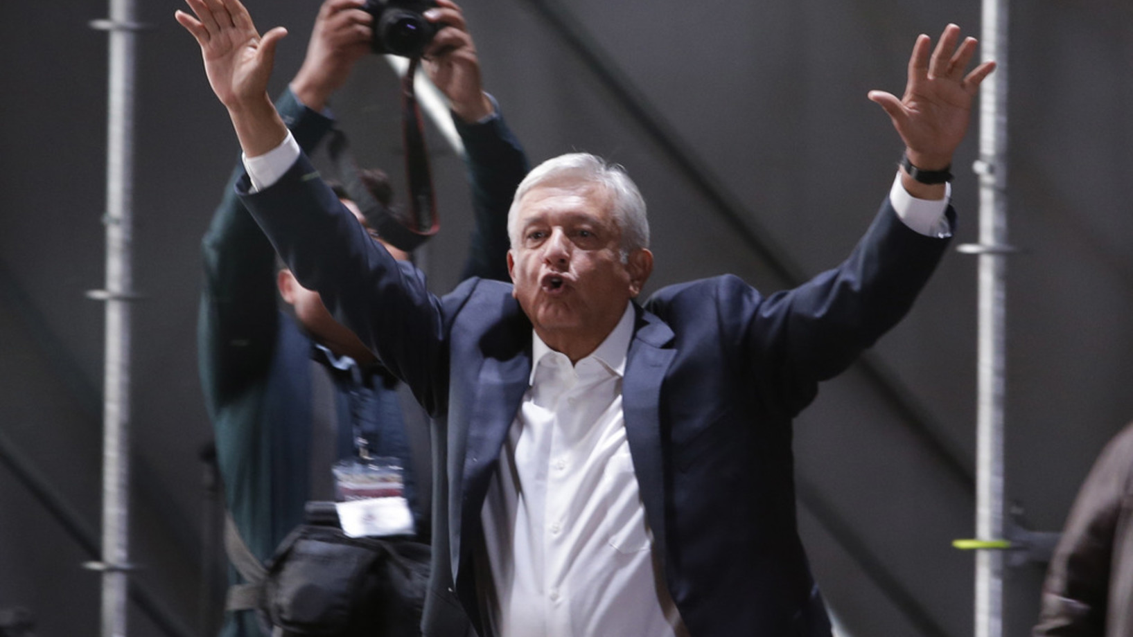 Andrés Manuel López Obrador am Sonntagabend vor seinen Anhängern in Mexiko City. (Foto: Keystone/Ap/Moises Castillo)