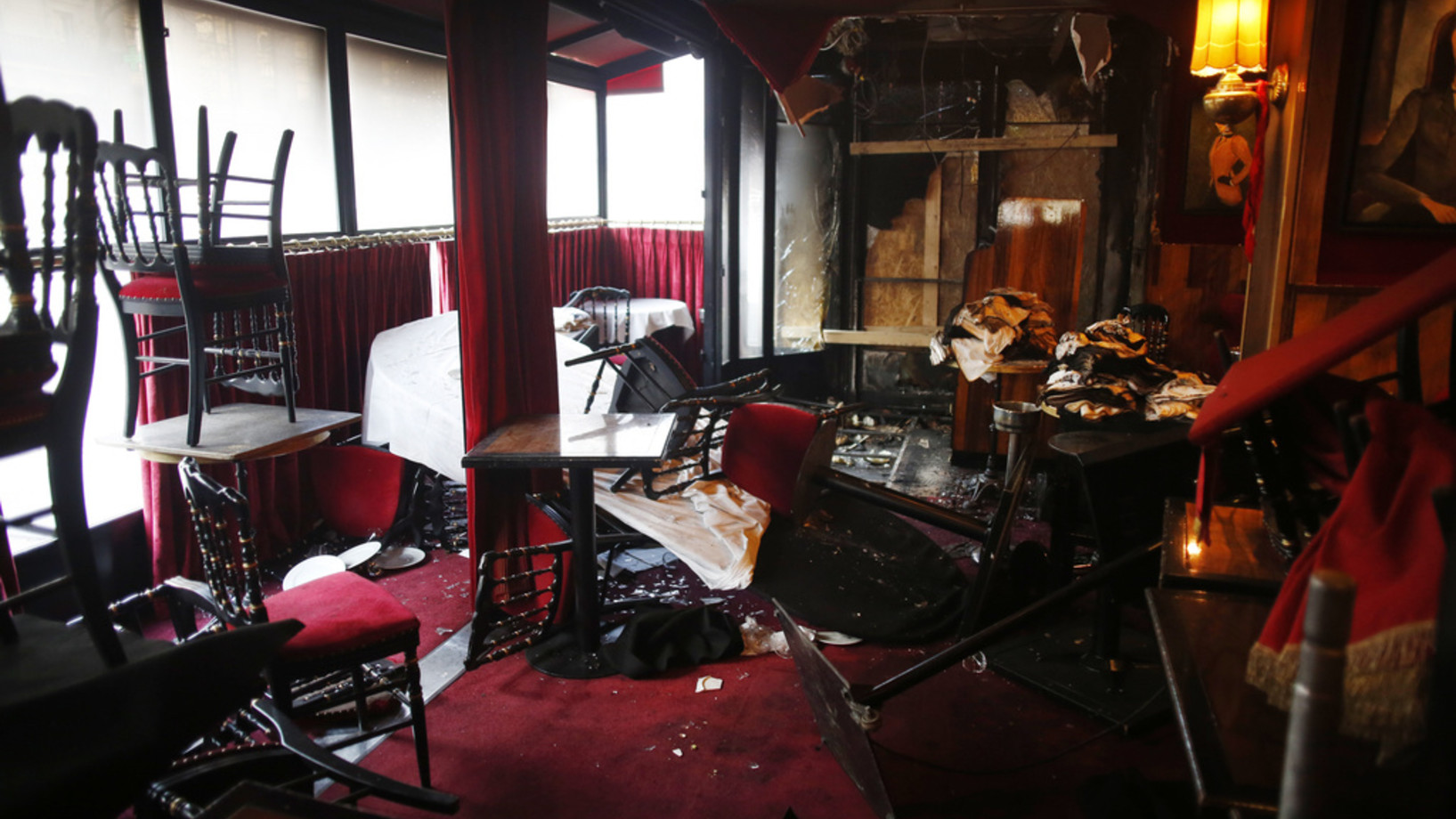 Über den Brand des Restaurants La Rotonde vom 18. Januar hat das Untersuchungsrichteramt von Paris Ermittlungen aufgenommen. (Keystone/AP, Thibault Camus)