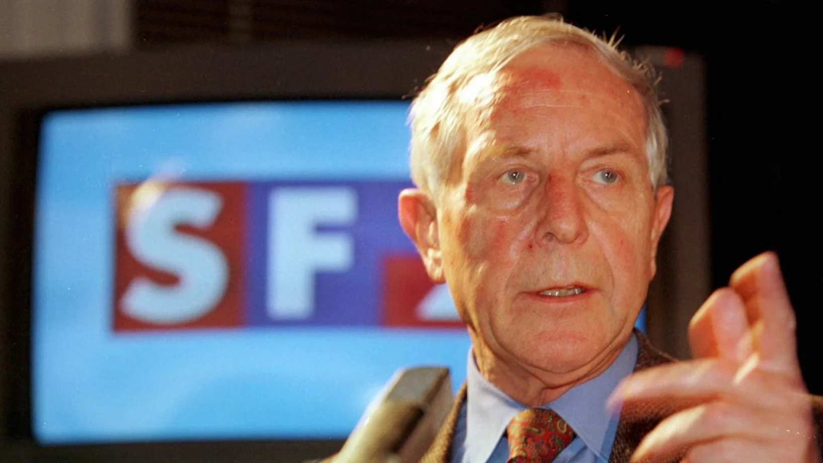 Peter Studer im Januar 1999 in Zürich bei der Jahres-Medienkonferenz des Schweizer Fernsehens DRS. (Foto:Keystone/Christoph Ruckstuhl)