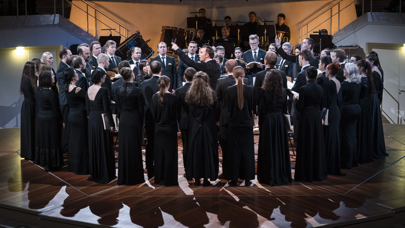 Geschlossener Kreis: musicAeterna in der Berliner Philharmonie   © Stephan Rabold