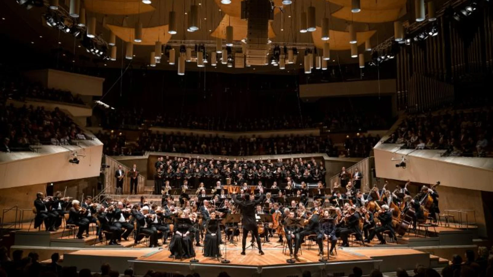 Zum ersten Mal zusammen: Berliner Philharmoniker unter Teodor Currentzis  Foto © Stephan Rabold