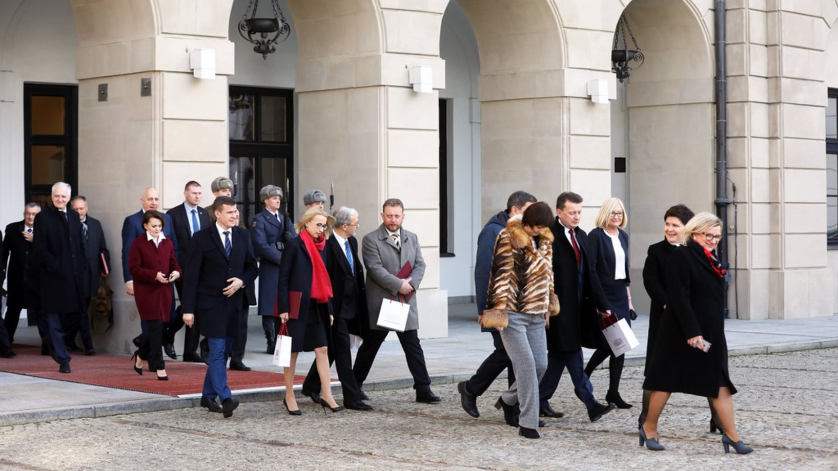 Polnische Ministerinnen und Minister verlassen am Dienstag, 9. Januar, den Präsidentenpalast in Warschau, nachdem die neu gebildete Regierung zeremoniell ins Amt eingesetzt wurde. (Keystone/EPA PAP, Rafal Guz)
