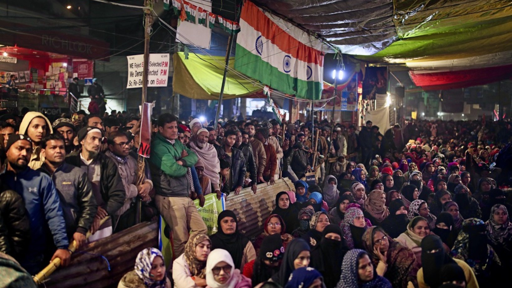 Frauen sitzen im Zelt eines Protestcamps in Shaheenbagh bei New Delhi und hören einer Rednerin zu. Die Männer hören von ausserhalb des Zeltes zu. Die Demonstration solidarisiert sich mit Protesten der benachbarten muslimischen Universität gegen die von der Regierung geplanten antimuslimischen Gesetzesänderungen. (Foto vom 21. Januar 2020, Keystone/AP, Altaf Qadri)