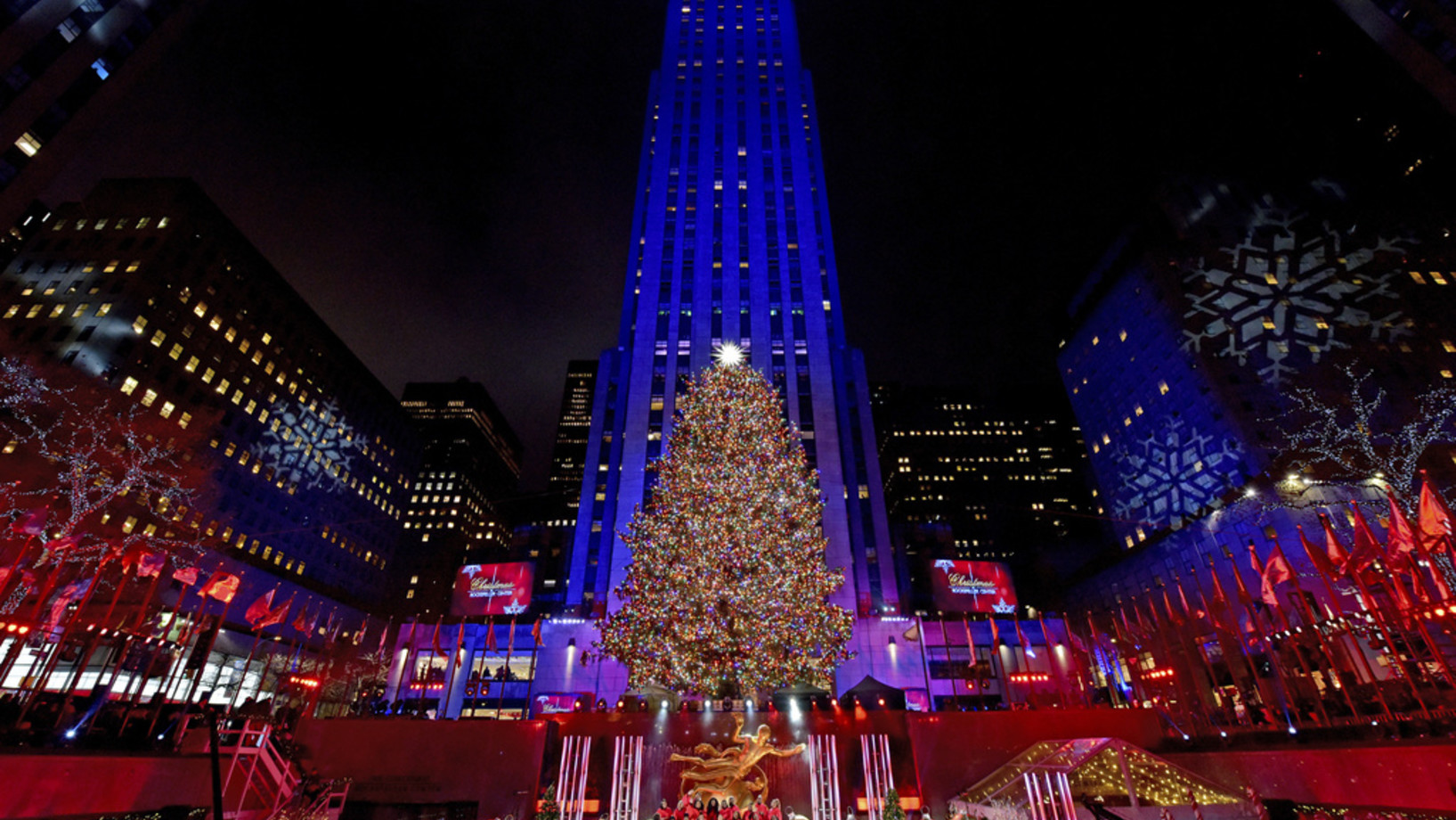 Am 4. Dezember wurde beim Rockefeller Center in New York mit grosser Show die aus über 50'000 farbigen LEDs bestehende Christbaumbeleuchtung entzündet. Seit 1933 wird dort jeweils im Advent ein mächtiger Weihnachtsbaum aufgestellt. In diesem Jahr ist es eine aus Florida stammende 23 Meter hohe norwegische Fichte, die von einem Swarowski-Stern gekrönt ist. (Keystone, Diane Bondareff/AP Images for Tishman Speyer)