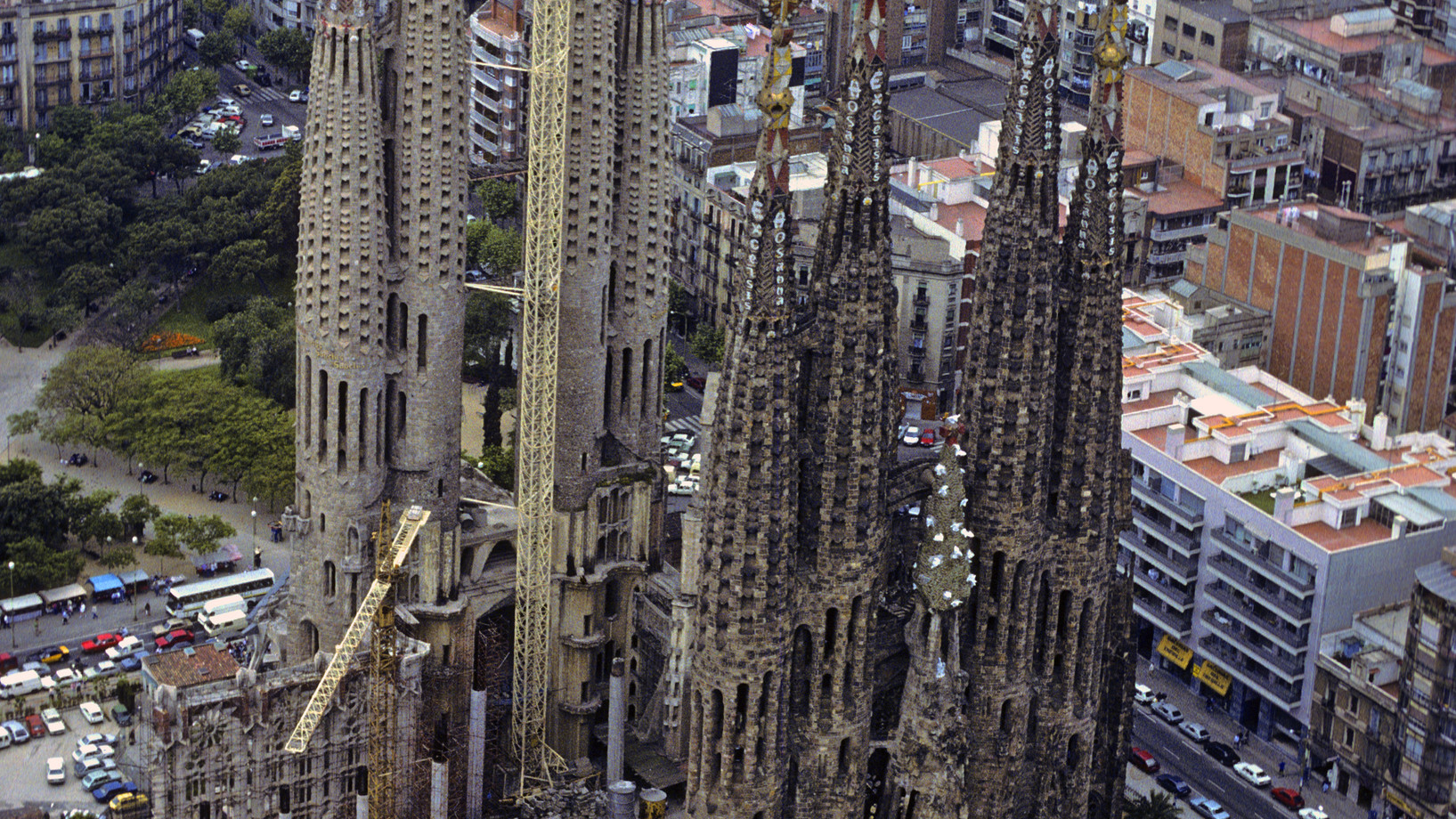  Wenige bauliche non-finitos sind berühmter als Antoni Gaudís Basilika der Heiligen Familie in Barcelona – und keines ist gefährdeter. Ihm droht Vollendung.

Die Sühnekirche der Heiligen Familie – spanisch-katalanisch Temple Expiatori de la Sagrada Família –  ist als non-finito der Baugeschichte eine Ikone der Entschleunigung. Antoni Gaudí übernahm im Jahr 1883 das bestehende gotisierende Projekt einer riesigen Basilika für 13 000 Gläubige: ein 90 Meter langes fünfschiffiges Langhaus überkreuzt sich mit …