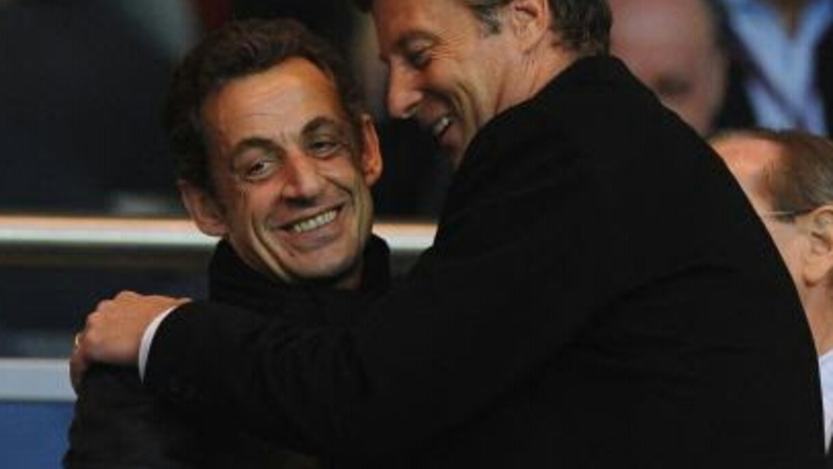 Ein Freund, ein guter Freund .... Nicolas Sarkozy und Sebastien Bazin in herzlichem Einvernehmen