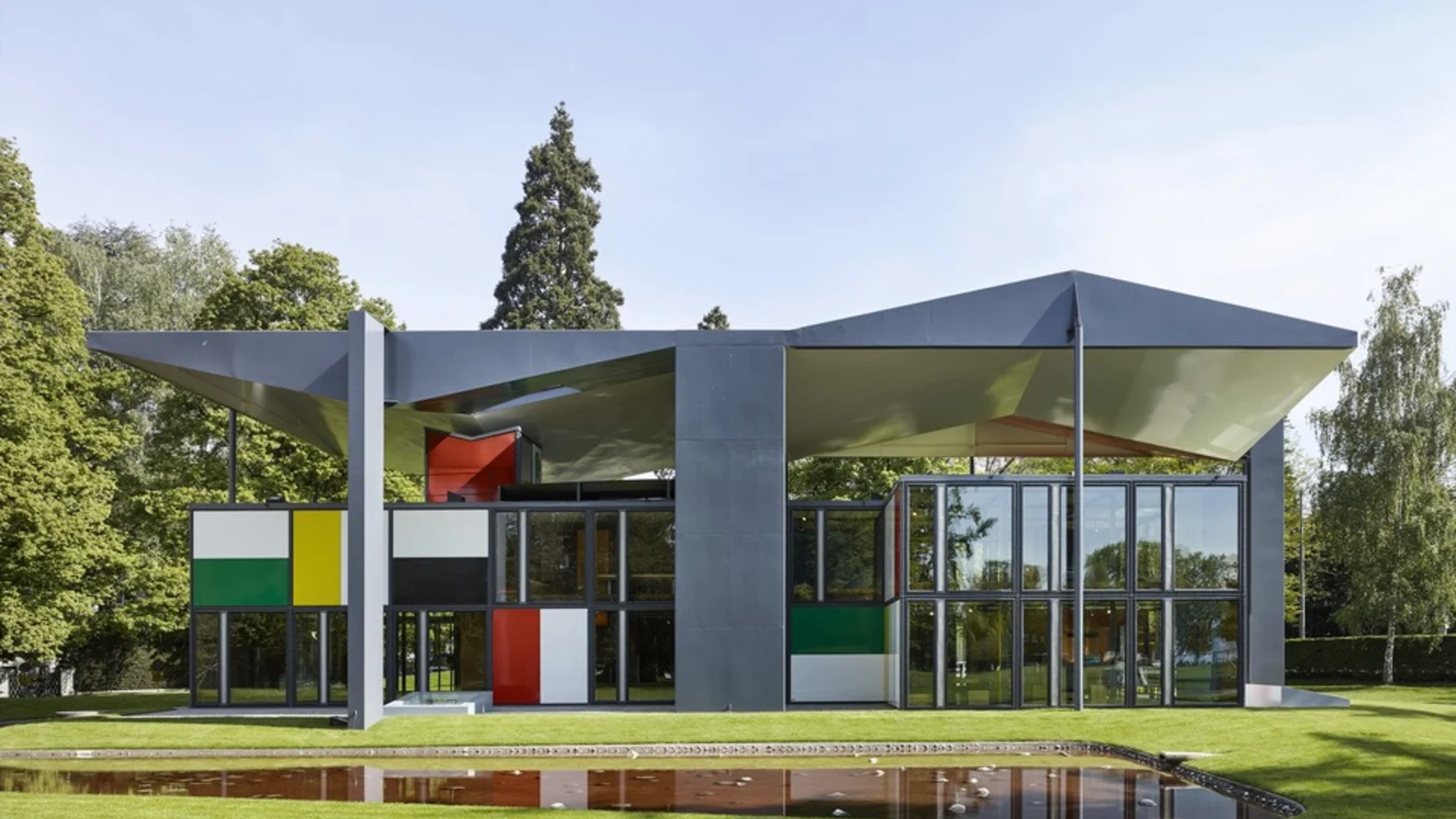 Aussenansicht des Pavillon Le Corbusier am 7. Mai 2019 in Zürich. Der denkmalgeschützte Bau wurde von Oktober 2017 bis Februar 2019 durch die Architekten Silvio Schmed und Arthur Rüegg im Auftrag der Stadt Zürich umfassend renoviert und instandgesetzt. Der letzte Bau Le Corbusiers wurde konzipiert, um dessen Werk einem breiten Publikum zu vermitteln. (KEYSTONE/Christian Beutler)
