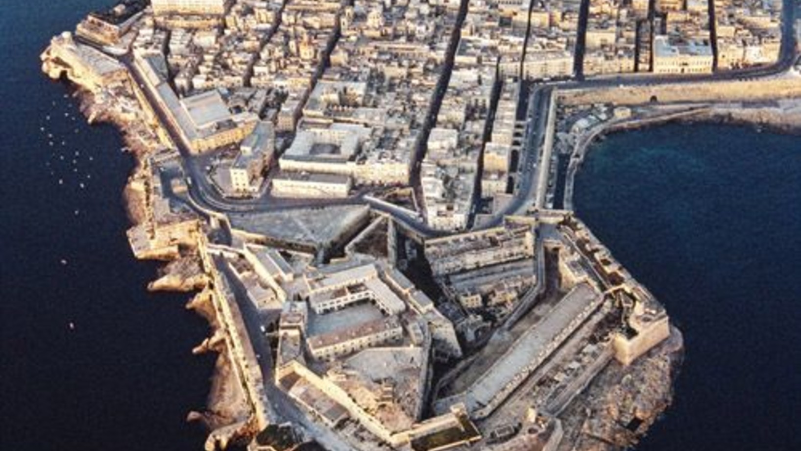 La Valletta - der verfluchte Felsen
Sultan Suleiman der Prächtige verteufelte die Mittelmeerinsel Malta – „der verfluchte Felsen“ – mit gutem Grund. Die Johanniter, von dem vorstürmenden Islam aus Palästina vertrieben und dann auch von Rhodos verjagt, hatten 1530 in Malta eine Zufluchtsstätte gefunden, aber schon 1565 folgte ihnen dorthin ein türkisches Expeditionsheer. Dessen Kommandant wollte mit den Ordensrittern kurzen Prozess machen, aber der geplante Blitzkrieg verkam zur zermürbenden Belagerung. Zw…