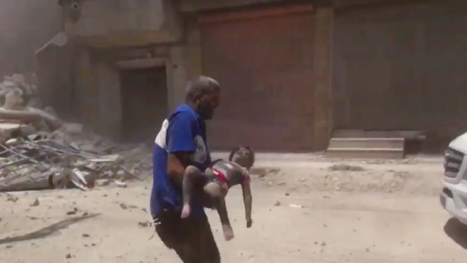 Ein überlebendes Kind nach einem Bombenangriff. 