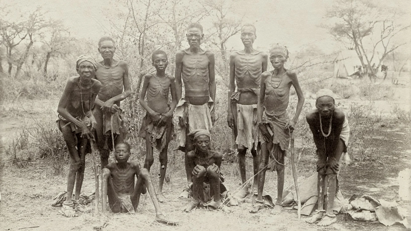 Überlebende Herero nach der Flucht durch die Wüste, fotografiert 1907