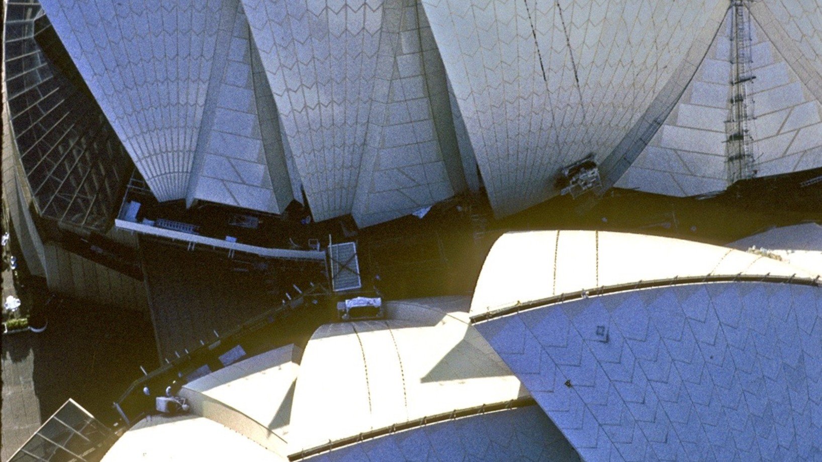 Kein Dach des 20. Jahrhunders ist diesem vergleichbar. Eigentlich hat das Opernhaus der Stadt Sydney gar kein Dach – es ist Dach. An seinem Dach wäre der Bau fast gescheitert. Der dänische Architekt Jörn Utzon hatte 1957 den Wettbewerb mit einer blossen Skizze gewonnen. Deren Verwirklichung ab 1959 forderte die damals verfügbare Bautechnik heraus. Namentlich die eleganten Dachschalen machten Kopfzerbrechen. Lochkarten-Computer rechneten

18 Monate lang an deren Krümmung herum, 44 Zeichner fixierten begle…