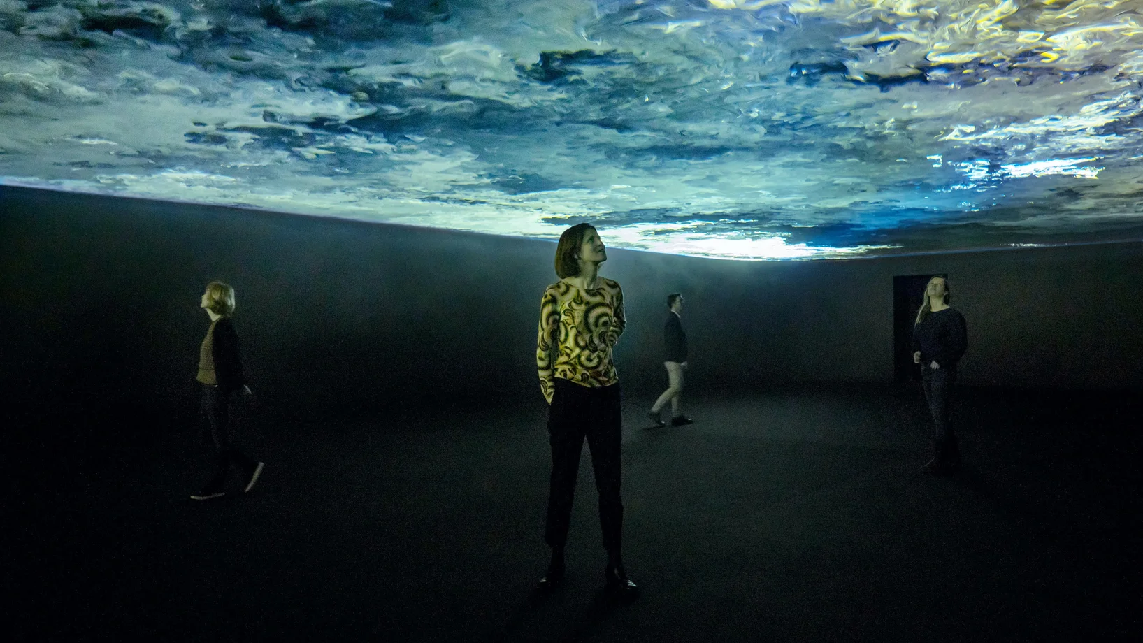 Olafur Eliasson: Symbiotic seeing, 2020, Laser (cyan, gelb), Nebelmaschine, Lüftungsanlage, Roboterarm, Cello. Installationsansicht: Kunsthaus Zürich, 2020, Foto: Franca Candrian. © 2020 Olafur Eliasson