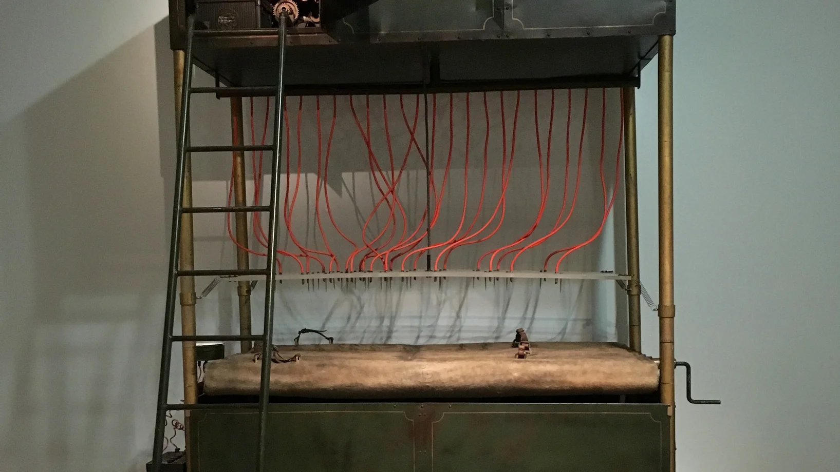 In der Erzählung „Die Strafkolonie“ schildert Franz Kafka eine brutale Hinrichtungsmaschine. 1975 liess Harald Szeemann diese Maschine nachbauen für seine Ausstellung „Junggesellenmaschinen“.