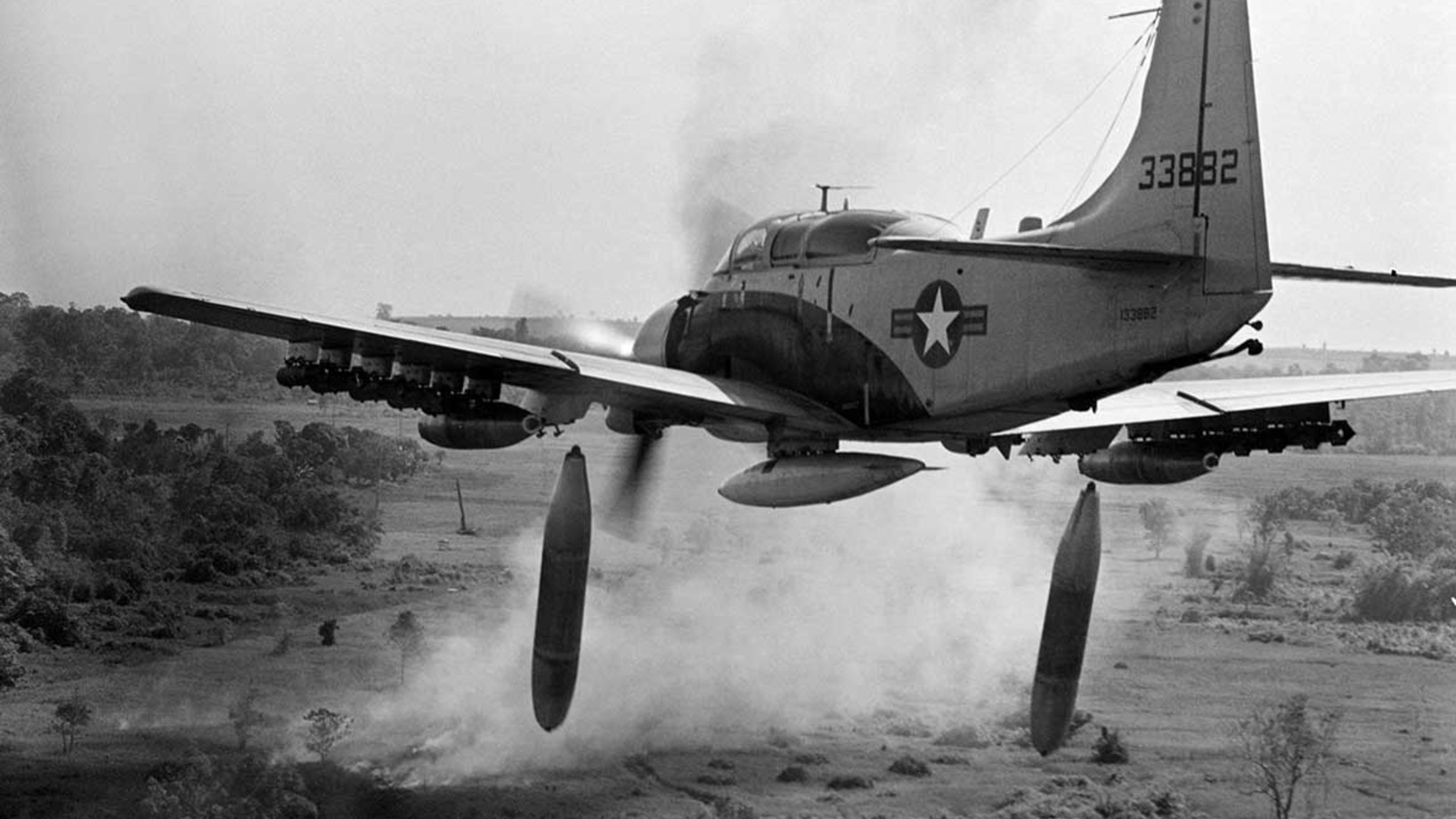 „Dropping Napalm“ nannte der Fotograf Horst Faas dieses Bild. Es wurde am 26. Dezember 1964 aufgenommen. Ein A-1 Skyraider wirft 500-Pfund-Bomben auf Stellungen des Vietcong ab. (Foto: Keystone/AP/Horst Faas)