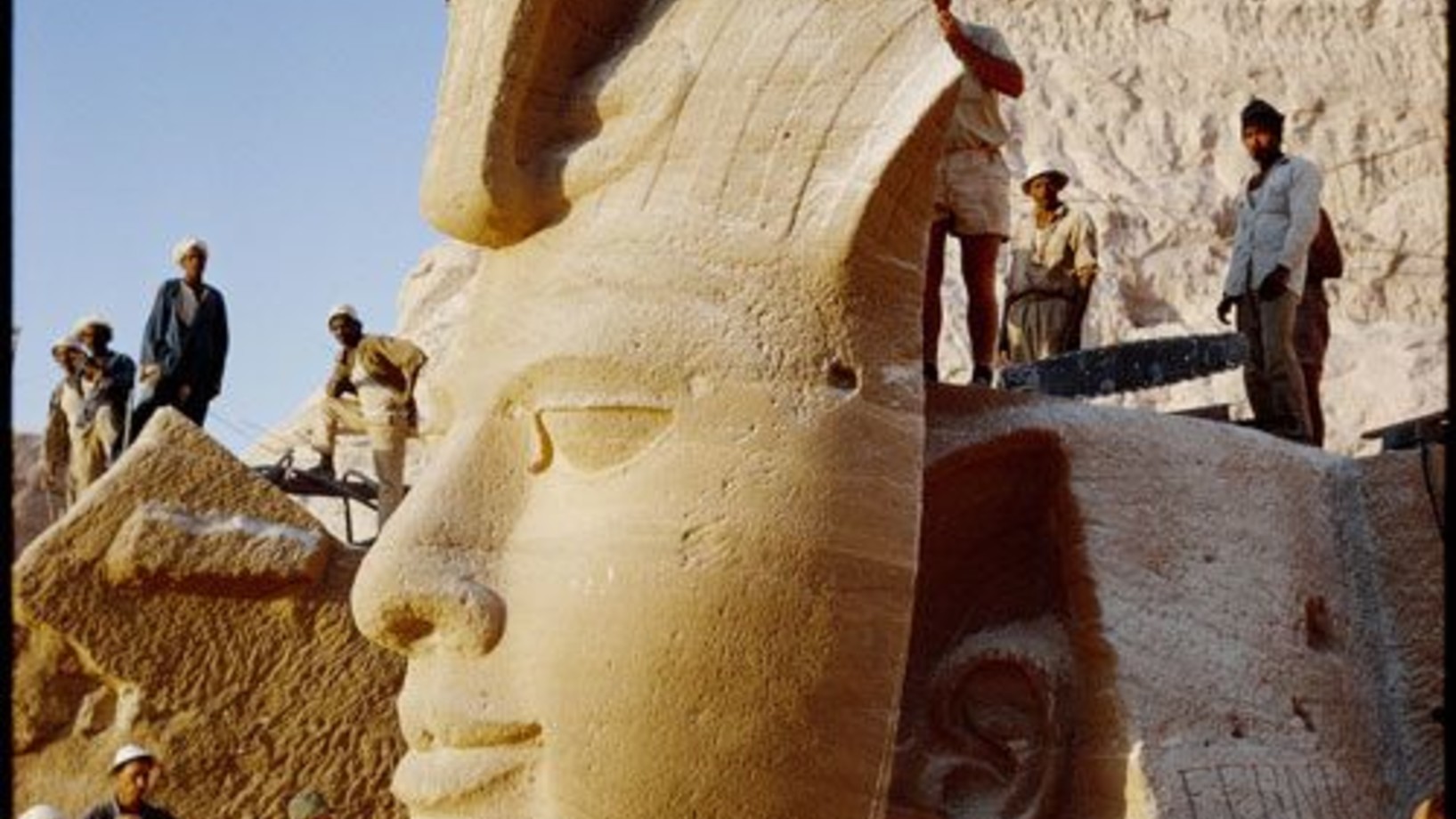 Pharao Ramses - Der Gottkönig verliert sein Gesicht
Am 10. Oktober 1965, 6 Uhr 10, verlor Pharao Ramses sein Gesicht – wohl der spektakulärste Moment in der von l963 bis 1968 dauernden Bergung der Felsentempel von Abu Simbel am nubischen Nil. In einem Wettlauf mit der organisierten Sintflut hinter dem Hochdamm von Assuan wurden die Tempel in praktikable Happen zersägt und landeinwärts hochwassersicher wieder zusammengeklebt - ein technisches Bravourstück sondergleichen. Die UNESCO erklärte das Bergungspro…