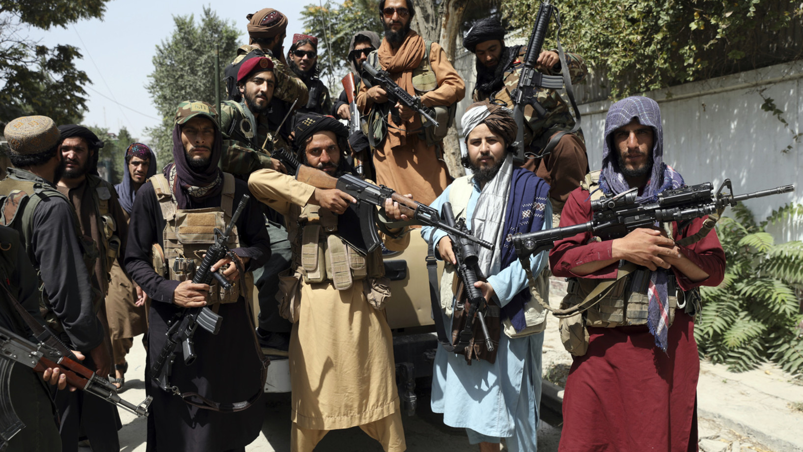 Talibankämpfer posieren am 19. August 2021 in Kabul für ein Foto. (Keystone/AP, Rahmat Gul)
