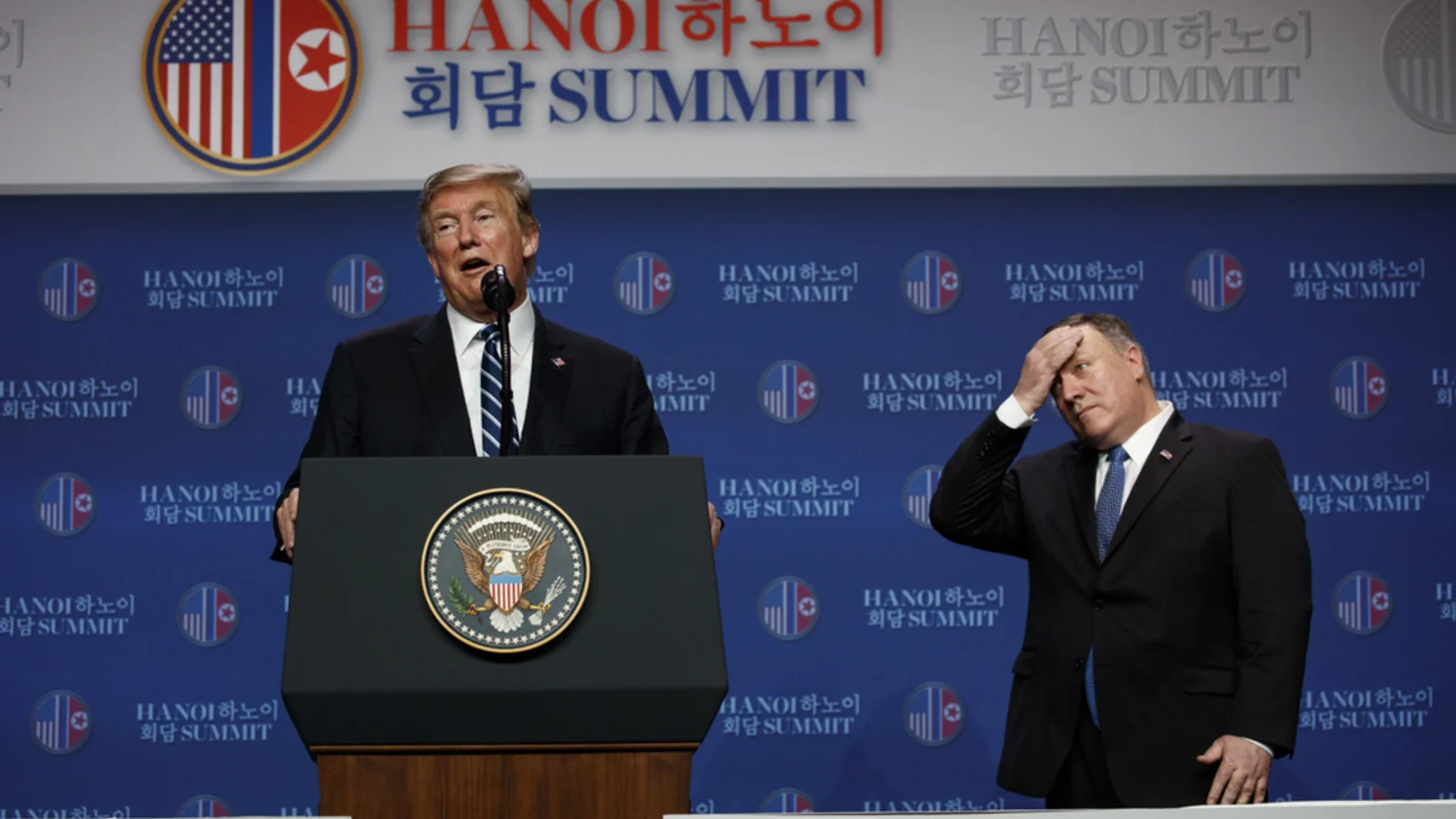 Trump am Donnerstag in Hanoi vor der Presse. Neben ihm sein Aussenminister Mike Pompeo