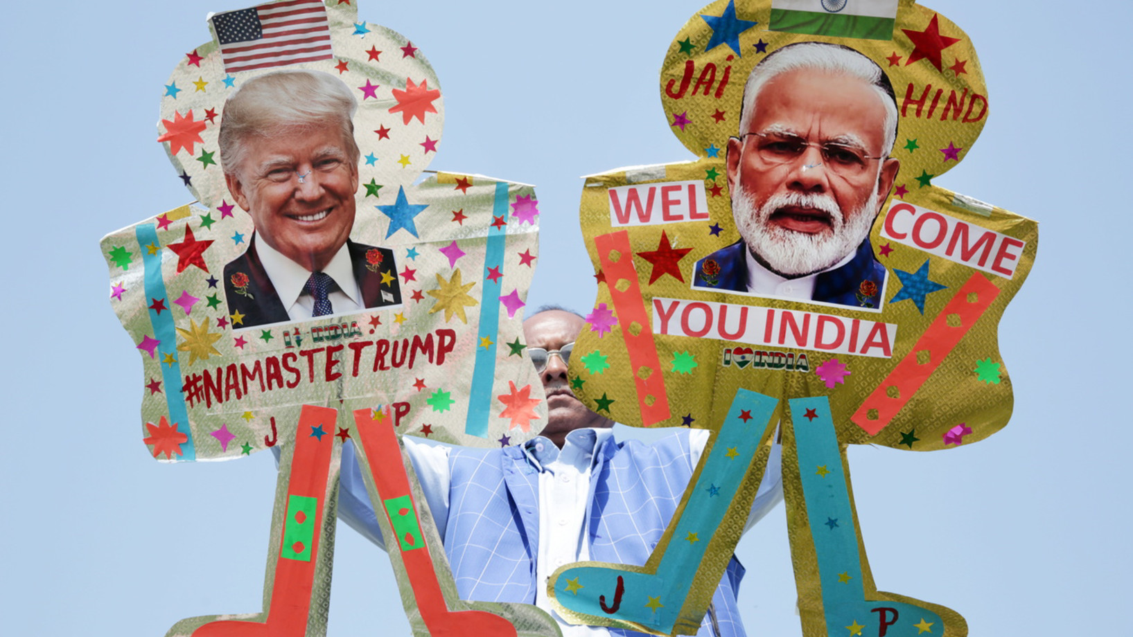 Der Drachenmacher Jagmohan Kanojia zeigt am 23. Februar 2020 in Amritsar seine eigens angefertigten Drachen mit den Bildern von US-Präsident Donald Trump und Indiens Premierminister Narendra Modi. Sie sind ein Willkommensgruss zu Trumps Indienbesuch vom 24./25. Februar 2020. (Keystone/EPA, Raminder Pal Singh)