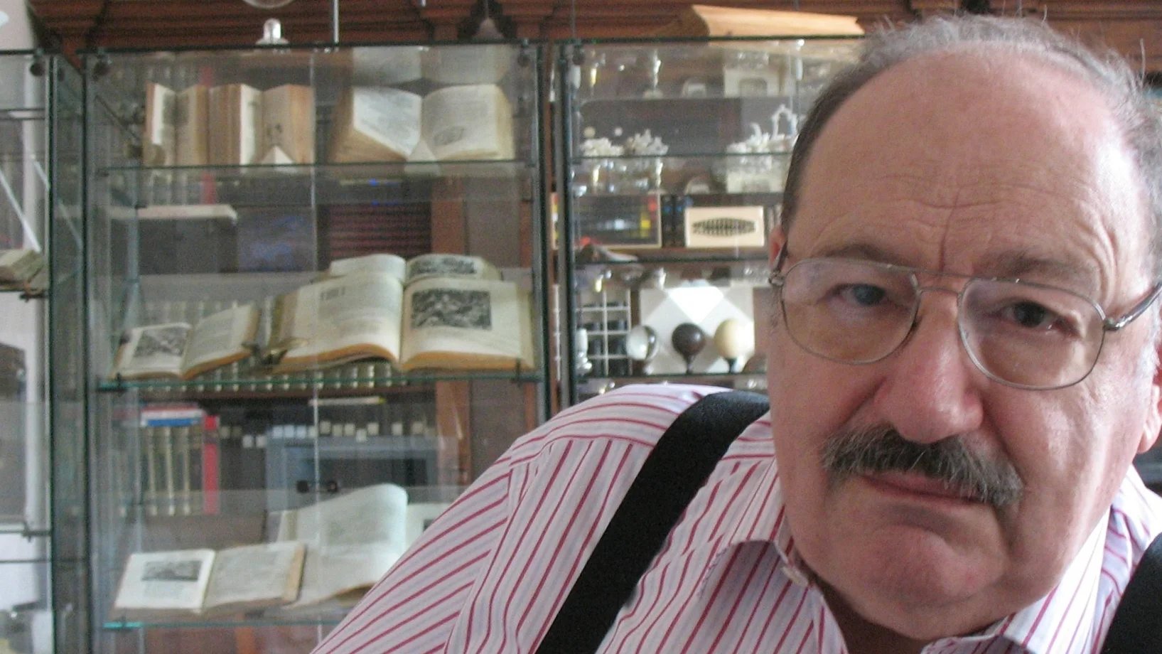 Gestern Nacht ist der Semiotiker und Schriftsteller Umberto Eco gestorben. Der Schweizer Publizist und Philosoph Marco Meier ist ihm als junger Journalist ein erstes Mal begegnet. In den frühen Achtzigerjahren stand Umberto Eco am Anfang seines schriftstellerischen Erfolgs. Sein Roman „Der Name der Rose“ war eben erschienen. Die Weltwoche veröffentlichte noch vor den grossen Zeitschriften Deutschlands Marco Meiers Portrait des Autors. (Foto: Eco 2010 in seiner Mailänder Wohnung – Aubrey, Wikimedia Commons)