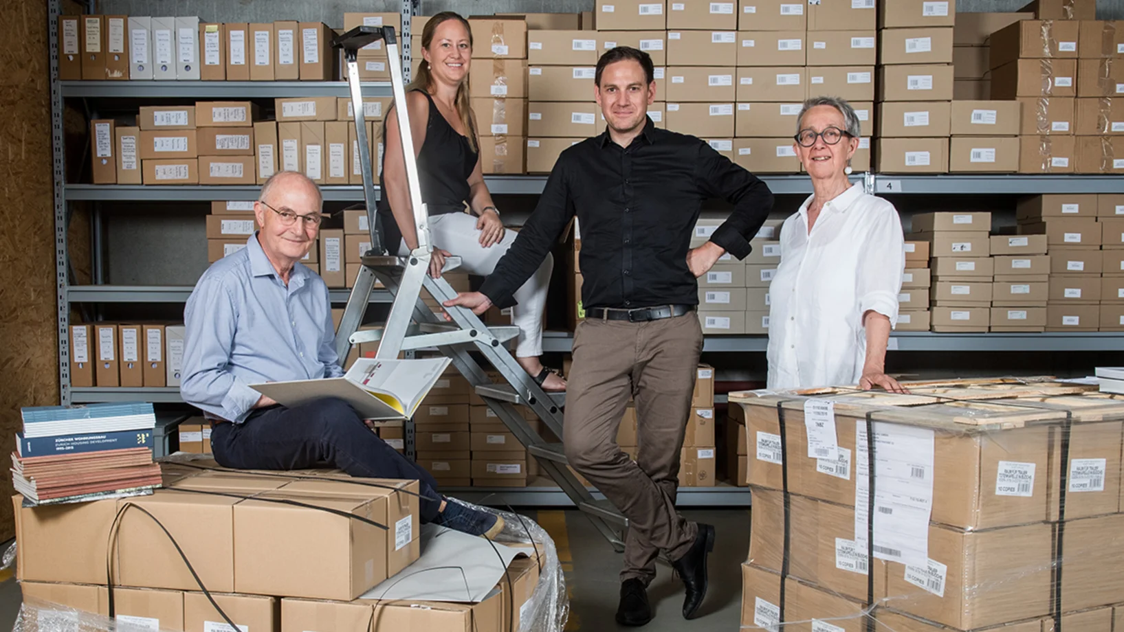 Das Team des Quart Verlags in Luzern (von links nach rechts): Heinz Wirz, Antonia Chavez-Wirz, Linus Wirz, Anna Maria Kupper Wirz. (Bild zVg)