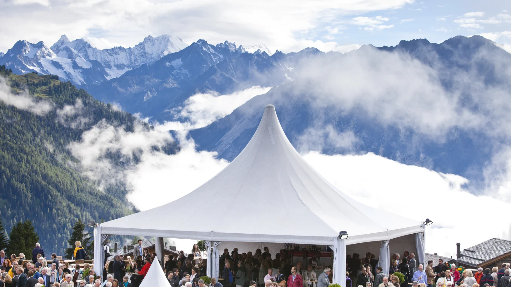 Grandiose Aussicht beim Pausendrink in Verbier. Copyright Nicolas Brodard