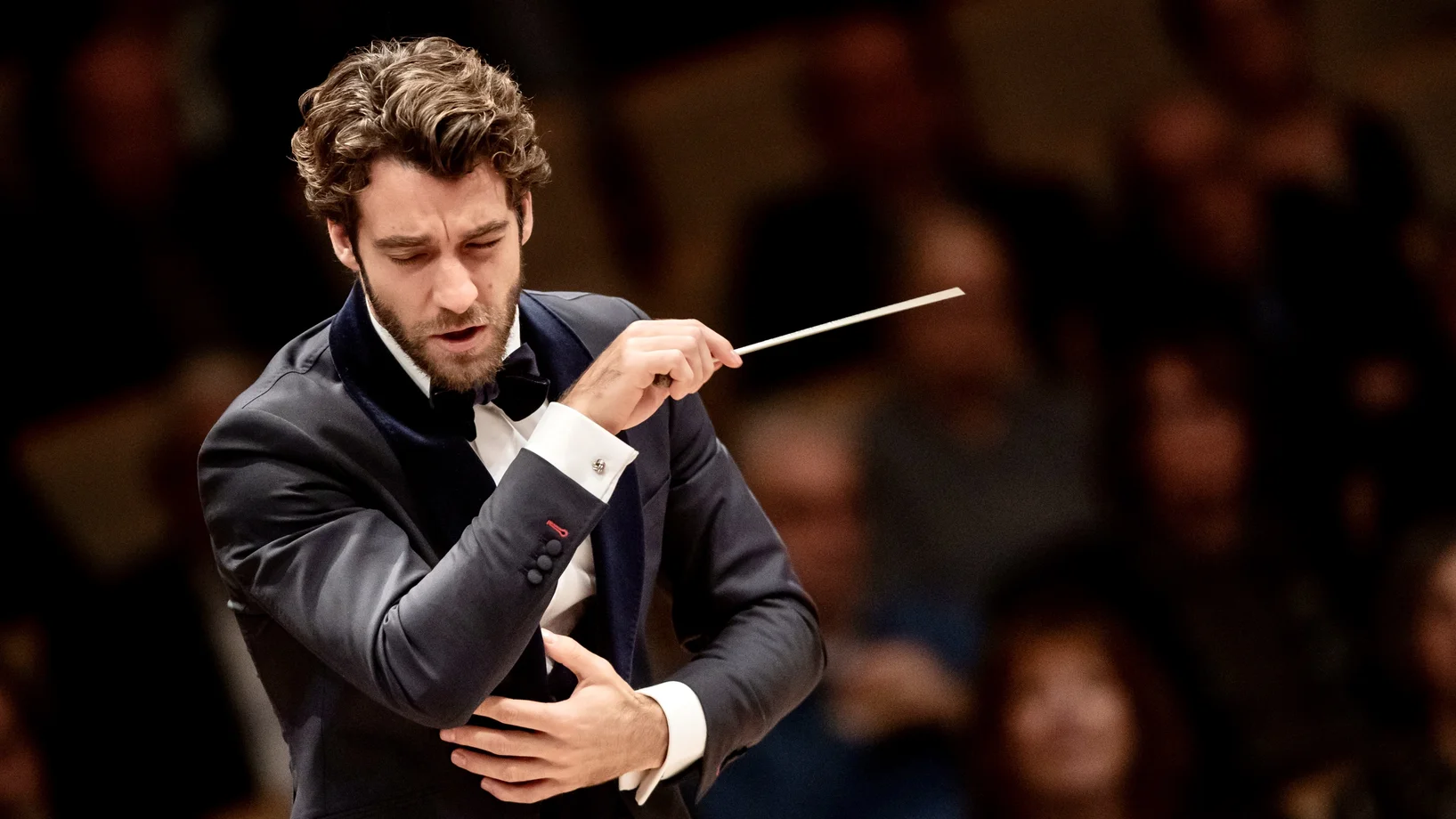 Der elegante Maestro: Lorenzo Viotti   Foto © Antoine Saito