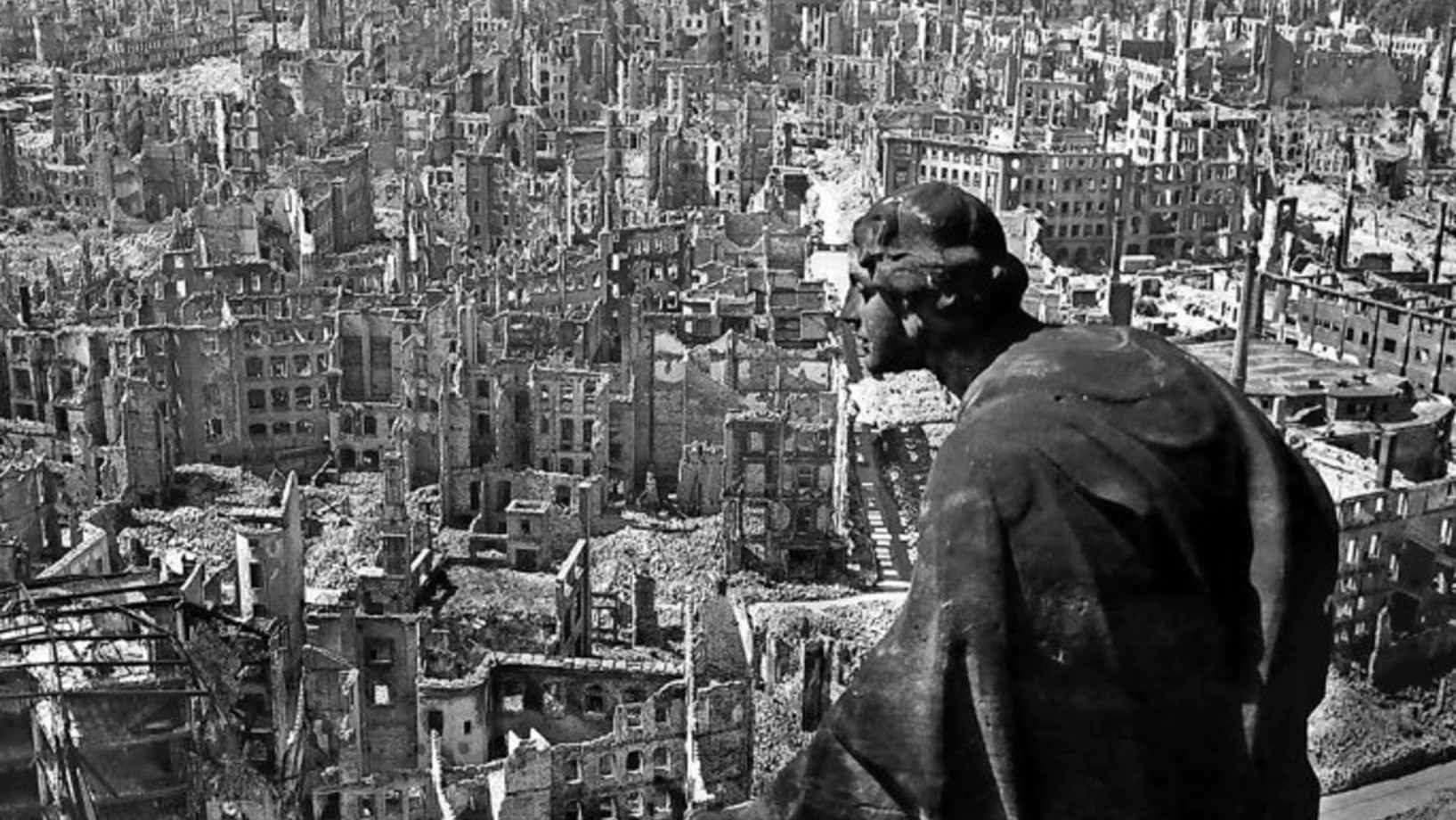 August Schreitmüllers „Bonitas“-Skulptur blickt vom Rathausturm auf das zerstörte Dresden. (Foto: Keystone/Photopress-Archiv) 