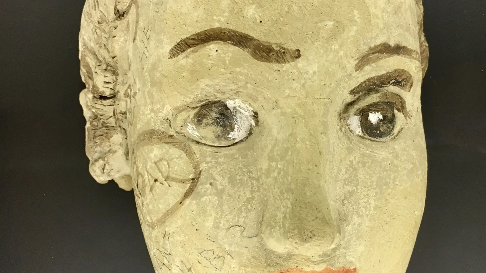 Annemarie von Matt: Die Nicht AnsprechBARre. Ton bemalt,  24,5x16x10 cm. 1940-1961. Nidwaldner Museum Stans.