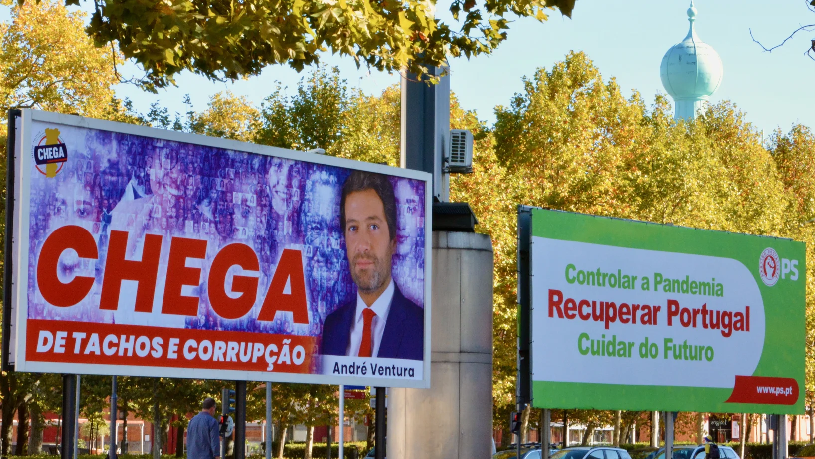 Wahlplakate in Lissabon: links ein Plakat der Partei „Chega“ („Es reicht“). Schluss mit Pöstchen und Korruption, ist da zu lesen (Tacho ist ein Topf, in der Politik steht dieser Begriff für Pöstchen mit Pfründen). Rechts ein Plakat der in Lissabon regierenden Sozialisten. Ihre Message: die Pandemie kontrollieren, das Land in Gang bringen, die Zukunft sichern. (Foto: J21, Thomas Fischer)