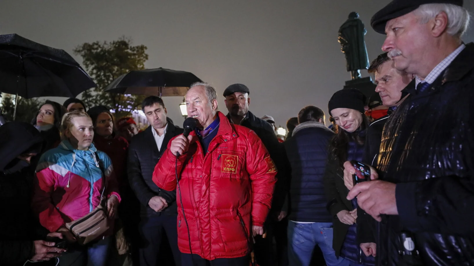 Valery Raschkin (Mitte), Erster Sekretär der Russischen kommunistischen Partei in Moskau und früherer Duma-Abgeordneter, spricht am 20. September 2021 bei einem Protest gegen die gefälschten Parlamentswahlen. (Keystone/EPA, Juri Kochetow)