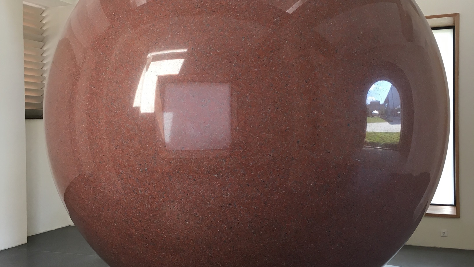 Walter de Marias „Large Red Sphere“ aus rotem Granit im Münchner Kunstareal (Foto: Journal 21)