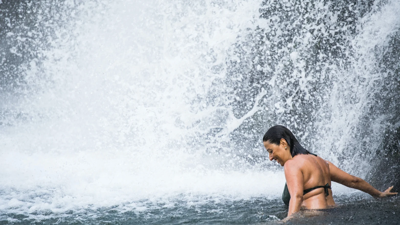 Badende suchen Abkühlung in den natürlichen Wasserbecken unter dem Piumogna-Wasserfall bei Faido (Bild vom Mittwoch, 29. Juli 2020, Keystone/Ti-Press, Alessandro Crinari)
