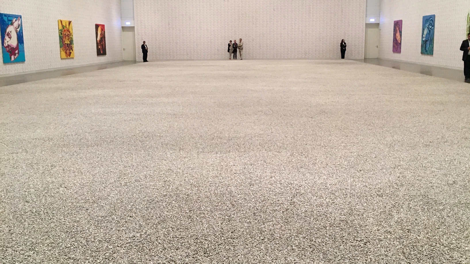  Ai Weiwei: Sunflower Seeds. 60 Millionen Sonnenblumenkerne aus Porzellan. 2010