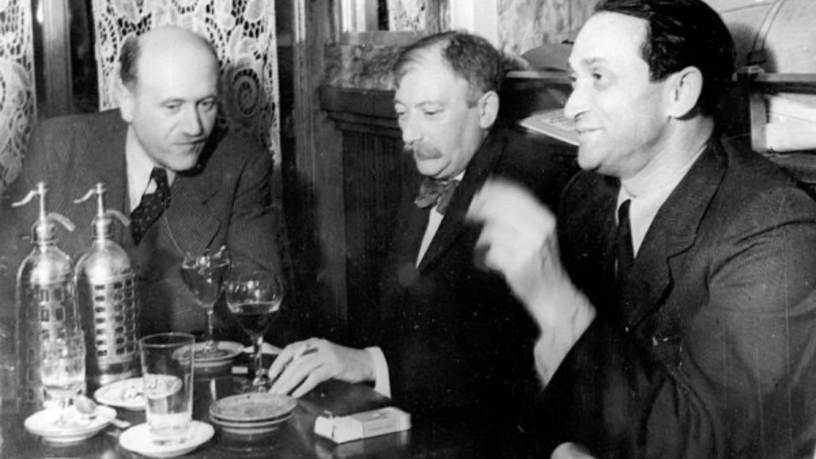 Joseph Roth (Mitte) mit Freunden