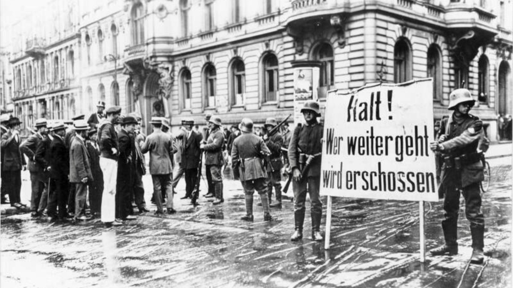 Putschisten am Berliner Wilhelmplatz (Bild: Deutsches Bundesarchiv, 183-J0305-0600-003, März 1920)
