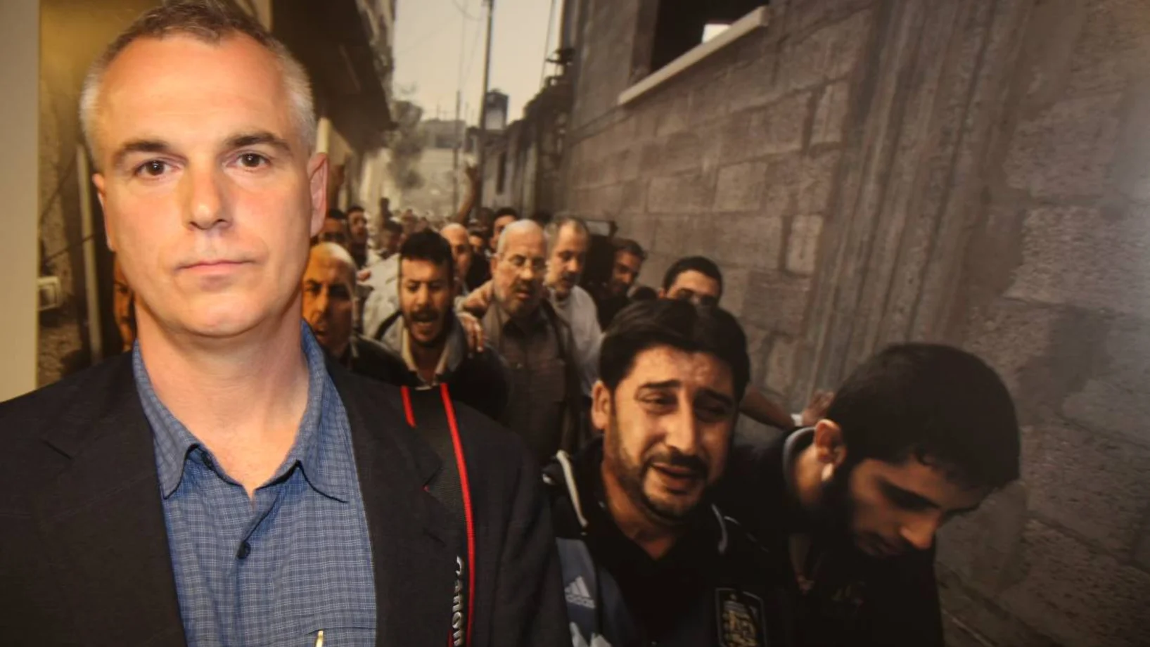 Der schwedische Fotograf Paul Hansen am Donnerstagabend in Zürich vor seinem preisgekrönten Bild. (Foto: Niklaus Stauss)