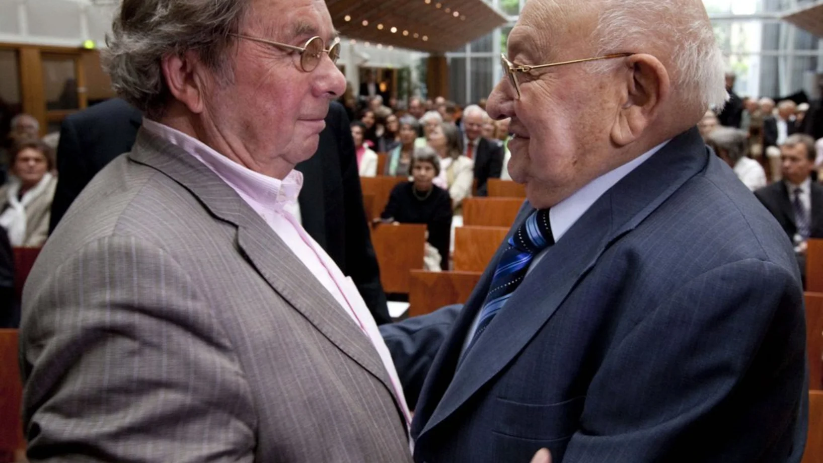 Hellmuth Karasek mit Marcel Reich-Ranicki beim Museum Judengasse in Frankfurt/Main am 30. Mai 2010. (Foto: Keystone/EPA File/Frank Rumpenhorst)