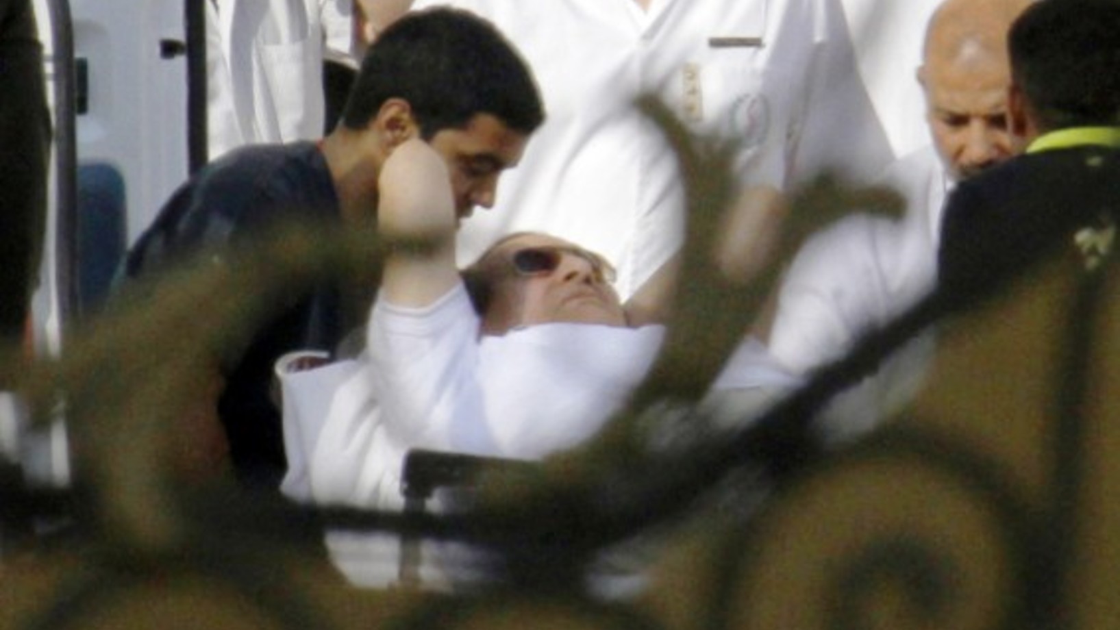 Hosni Mubarak am Donnerstag bei der Entlassung aus der Haft. Er wird in ein Spital überführt und steht dort unter Hausarrest. (Bild: Keystone/AP)
